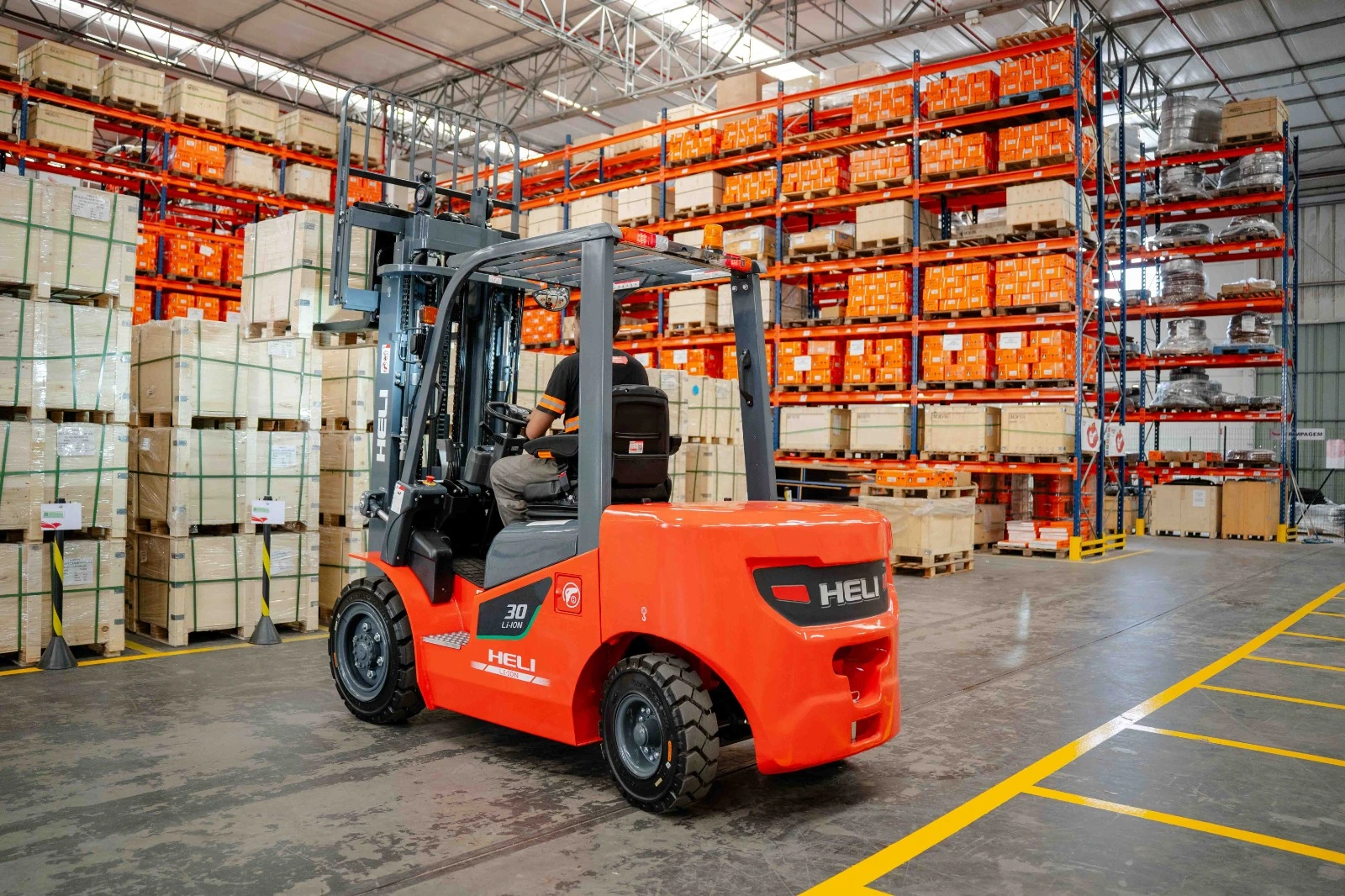Empilhadeira movimentando pallets em centro de distribuição